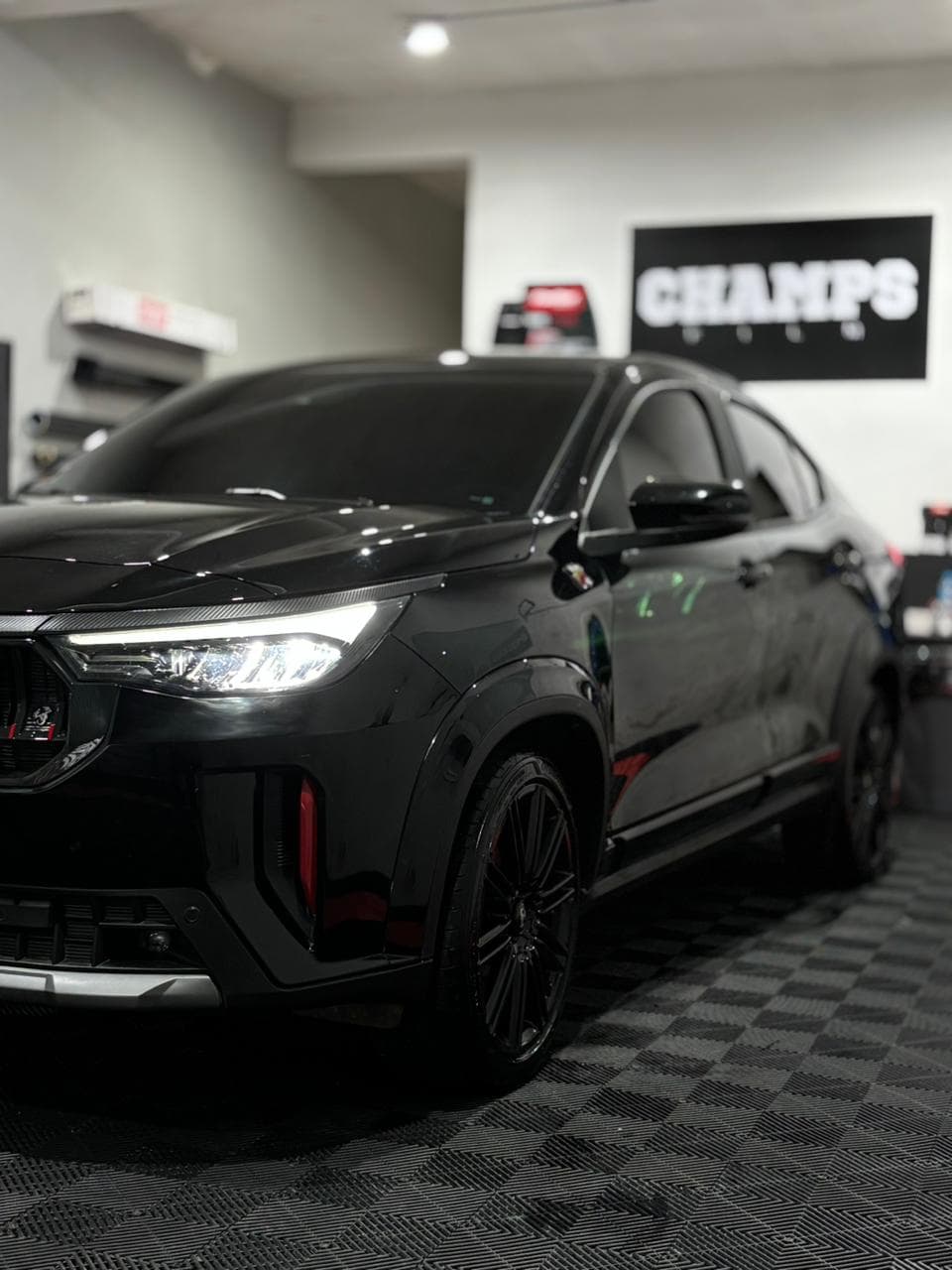 Aplicação profissional de película automotiva com acabamento premium
