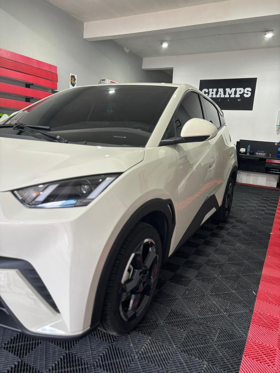 Detalhe da aplicação de película automotiva em BYD branco com acabamento premium