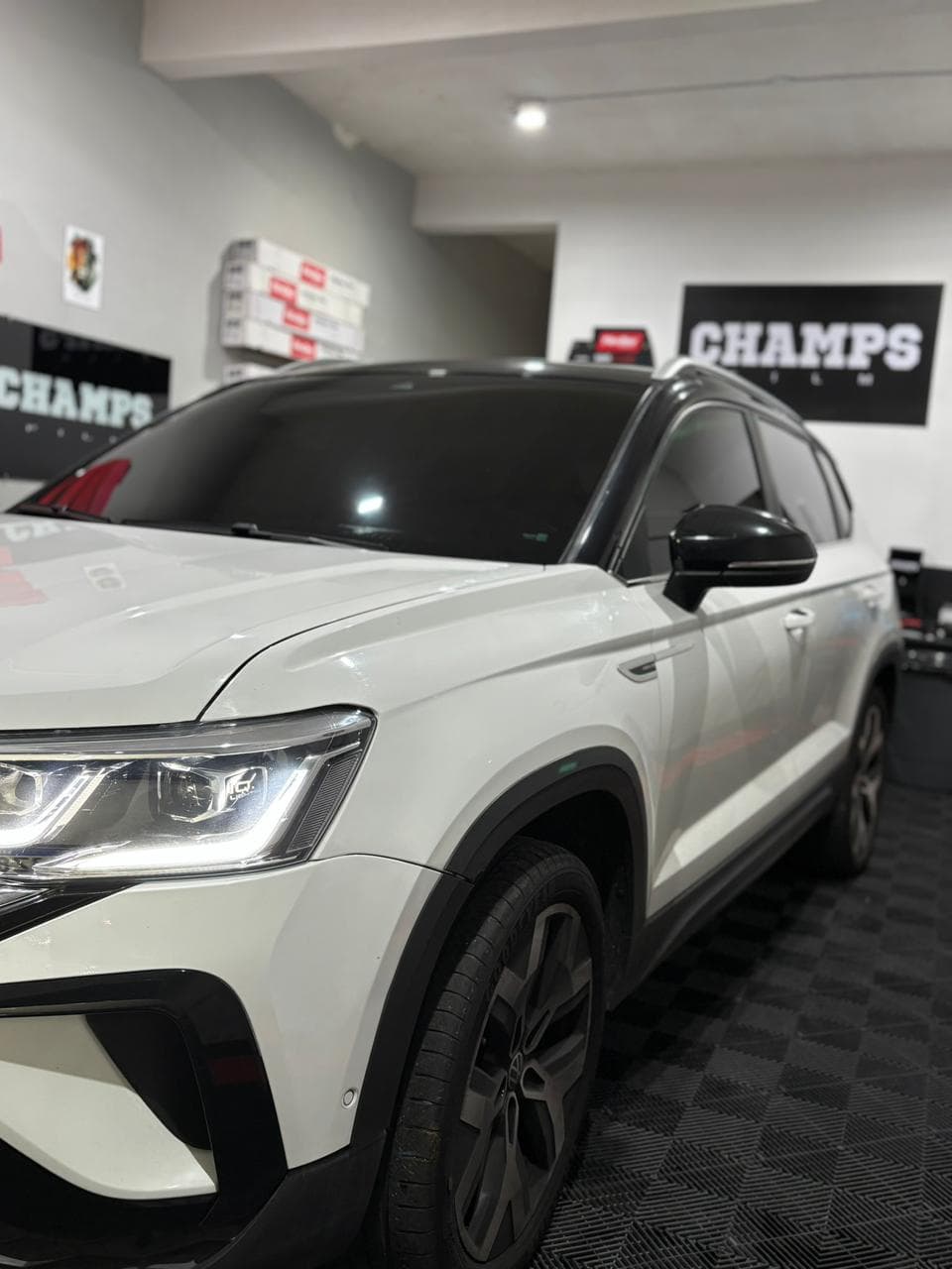 Acabamento de película solar em SUV branco com corte perfeito nas bordas