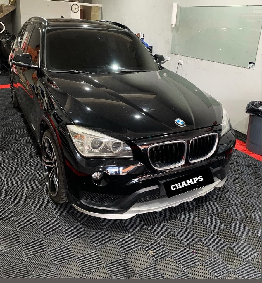 BMW X1 preto com película de alta performance instalada pela Champs Film