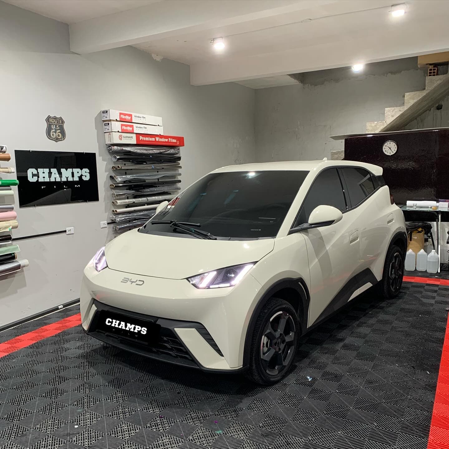 BYD elétrico branco com películas solares instaladas no showroom da Champs Film