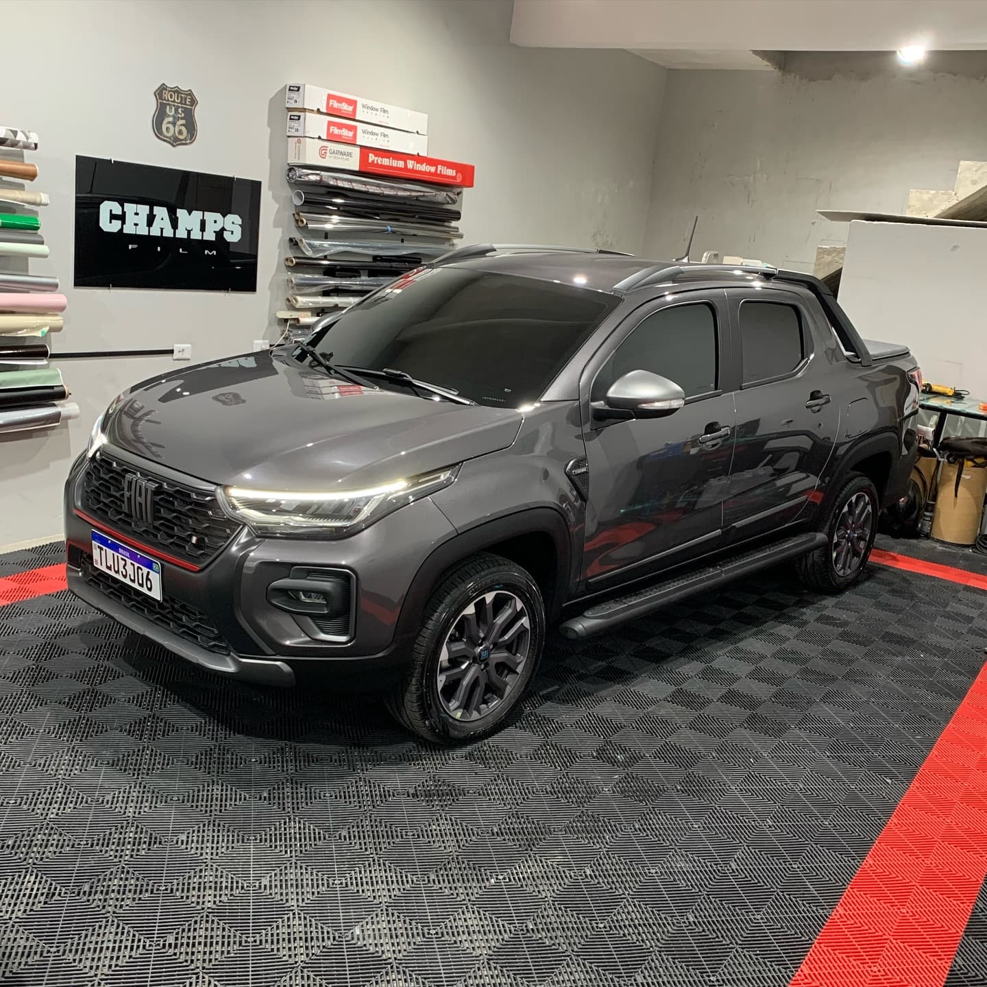 Fiat Titano cinza com insulfilm aplicado e acabamento impecável