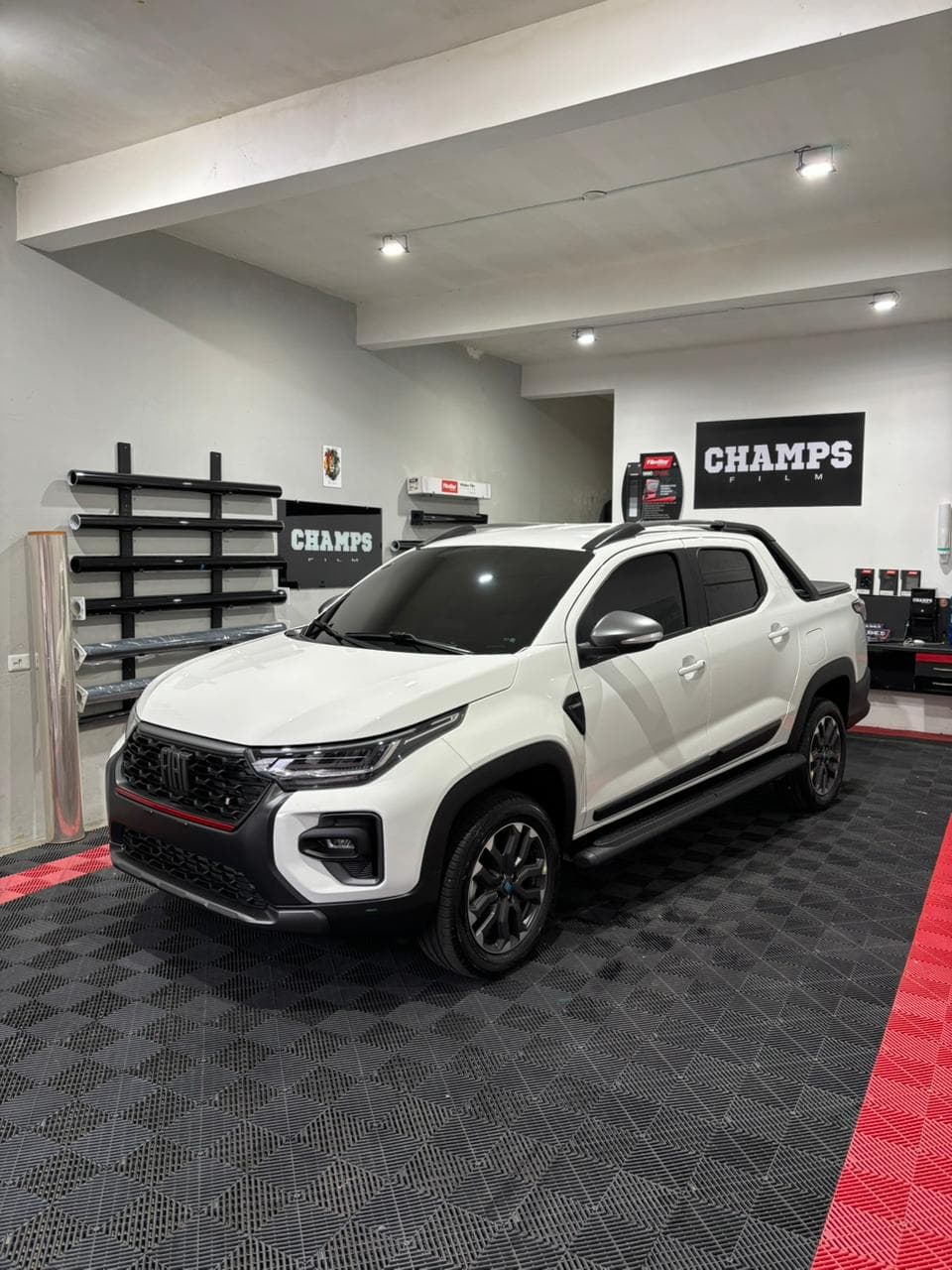 Fiat Titano branco com películas automotivas aplicadas no showroom Champs Film