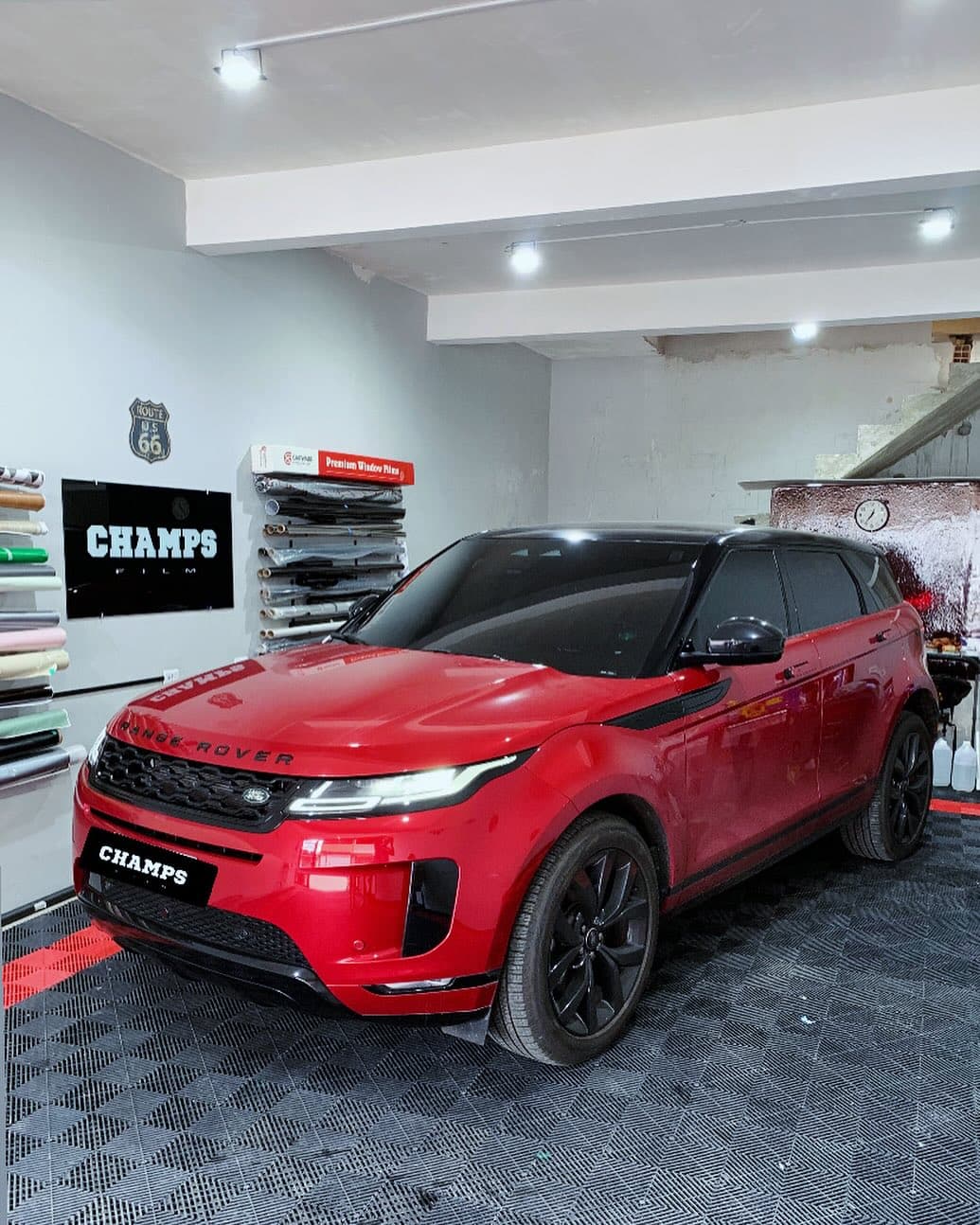 Range Rover vermelho com película automotiva escura aplicada pela Champs Film