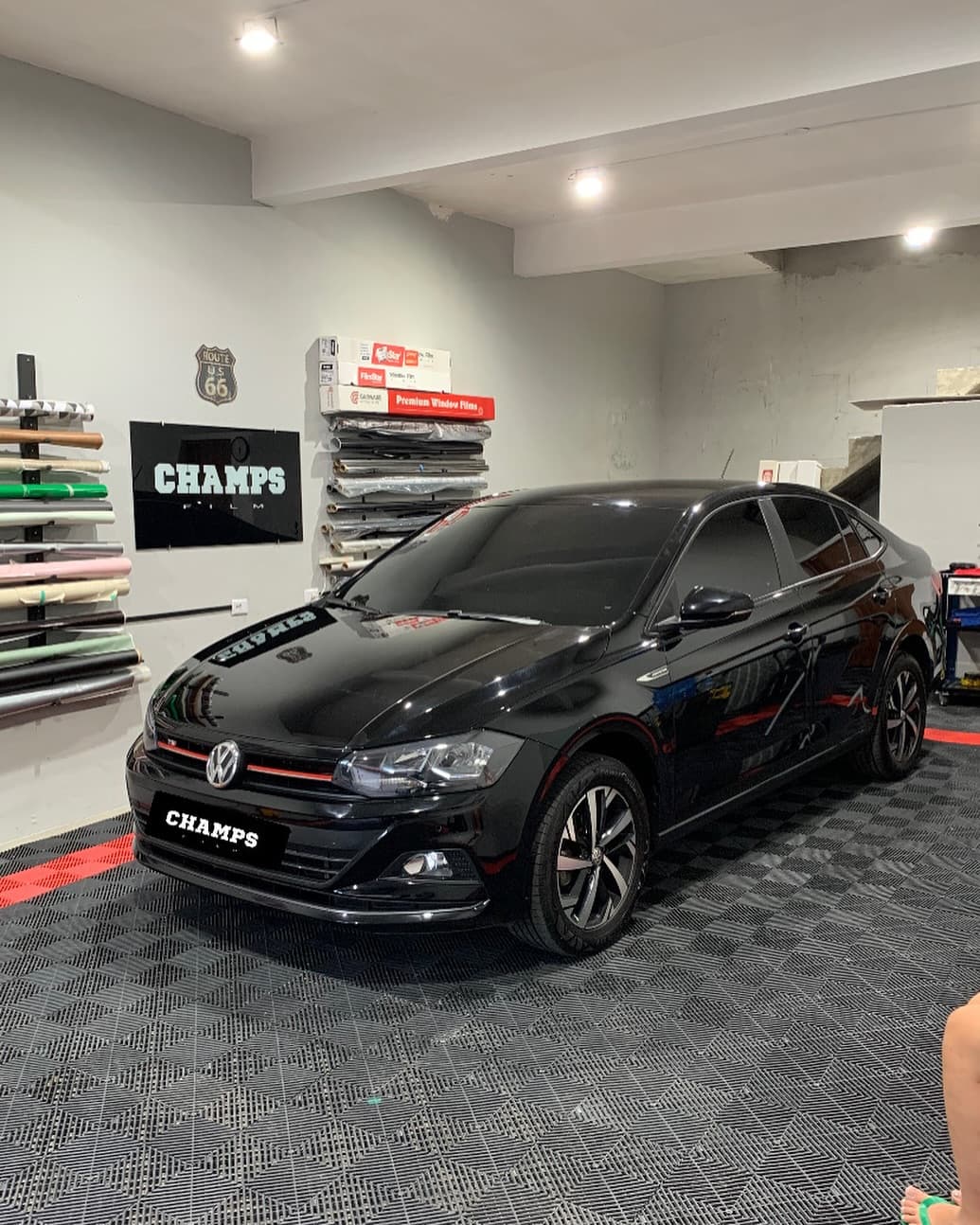 Volkswagen Polo preto com película automotiva escura aplicada profissionalmente